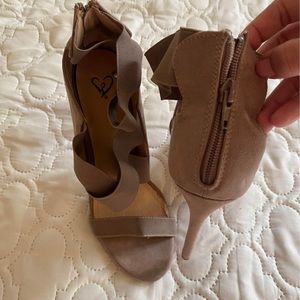 Only worn a couple of times it’s just to high for me,size 7 1/2